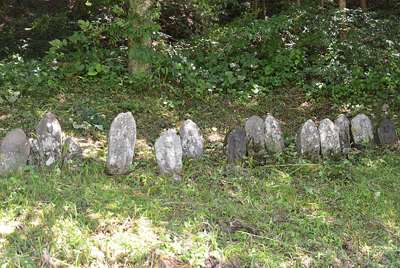 一位森八幡神社横の石仏群
